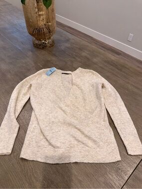 NWT! LOFT Soft Heather Cream V‑Neck Sweater with open v-back detail